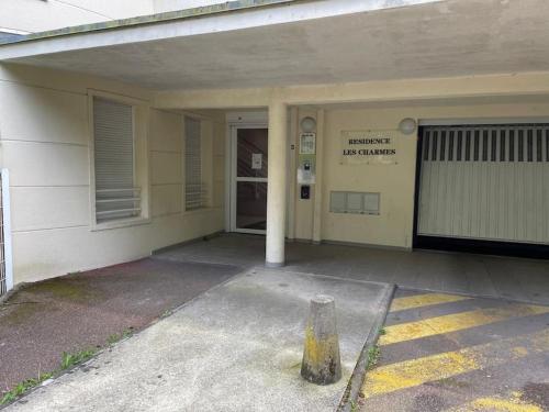 a building with the entrance to a building with a garage at Disney 'Xperience - Parc 10 min - 3pers in Esbly