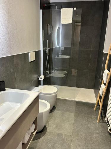 a bathroom with a tub and a toilet and a shower at Civico 29 rooms in Peschiera del Garda