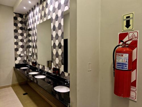 Bilik mandi di Hostería La Angostura