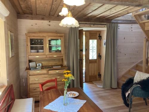 Una habitación con una mesa con un jarrón de flores. en Biohof Prem en Breitenbach