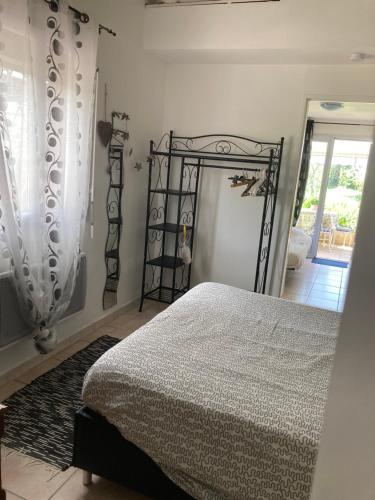 une chambre avec un lit et un miroir dans l'établissement Villadélie, à La Londe-les-Maures