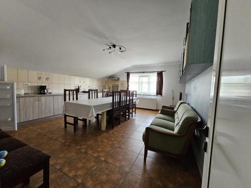 Una cocina y un comedor con mesa y sillas. en Casa Galu, en Nicoreşti