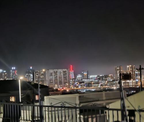 uma vista da cidade à noite em Duke & Dutchess em Cidade do Cabo