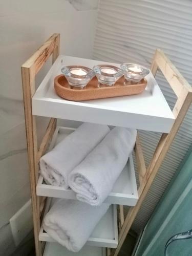 a shelf with towels and bowls on it in a bathroom at La Casa verde in Galatone