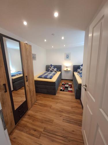 ein kleines Zimmer mit 2 Betten und einem Spiegel in der Unterkunft Bopparder Schmuckhäusschen in Boppard