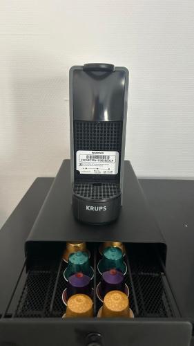 un ordinateur portable posé sur une étagère avec des cupcakes dans l'établissement La Blue Room-Chambre Double Privée - 700m Stade de France, à Saint-Denis