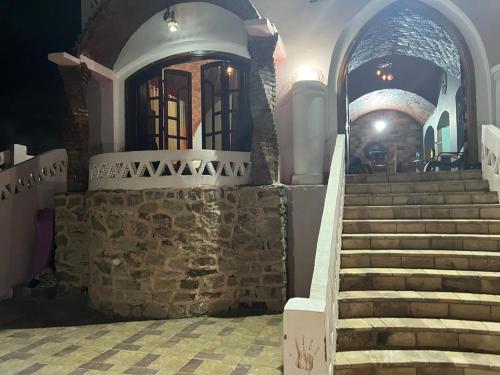 eine Treppe, die zu einem Gebäude führt in der Unterkunft مدينة نصر in Assuan