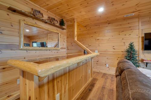 uma casa de banho em madeira com uma grande banheira de imersão em Gatlinburg Cabin in the Clouds with Hot Tub and Views! em Gatlinburg