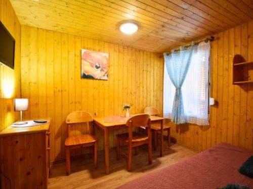 a dining room with a table and chairs and a window at POD SOSNAMI Ośrodek Wypoczynkowy Boszkowo Letnisko in Boszkowo