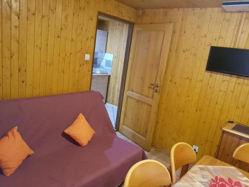 a room with a purple bed with orange pillows at POD SOSNAMI Ośrodek Wypoczynkowy Boszkowo Letnisko in Boszkowo