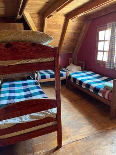 1 Schlafzimmer mit 2 Etagenbetten in einer Hütte in der Unterkunft Hebes House in Caviahue