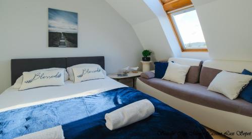 1 dormitorio con 1 cama y 1 sofá en Sea & City 50 m Monte Casinno 100 m Beach Apartments Lux Sopot en Sopot