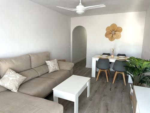 uma sala de estar com um sofá e uma mesa em APARTAMENTO LA CALETA II em Caleta De Velez