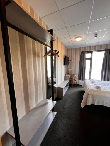 Habitación de hotel con cama y escritorio en Hótel Skógafoss by EJ Hotels, en Skogar