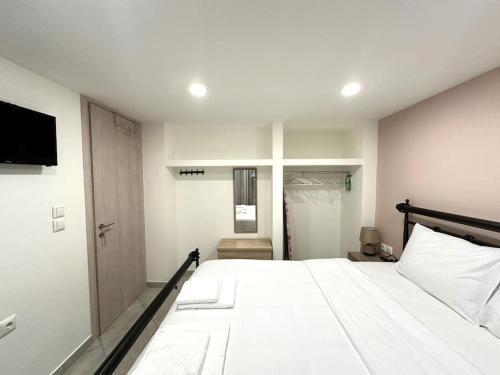 Ένα ή περισσότερα κρεβάτια σε δωμάτιο στο Tide & Tonic, stylish 1bd apartment Paleo Faliro