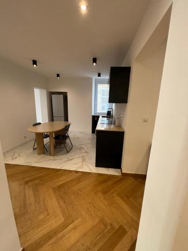 un salon avec une table et une cuisine dans l'établissement Appartement Ajaccio hyper centre, à Ajaccio