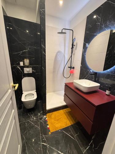 une salle de bain avec toilettes, lavabo et douche dans l'établissement Appartement Ajaccio hyper centre, à Ajaccio