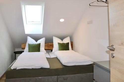 מיטה או מיטות בחדר ב-Moderne DG-Wohnung im Günztal