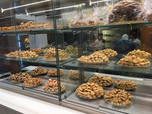 une vitrine remplie de nombreux types de denrées alimentaires différents dans l'établissement Appartement Wassim - Gueliz, à Marrakech