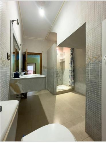 a bathroom with a tub and a sink and a toilet at Villa calme a tamuda bay médique region de tetuan in M'diq