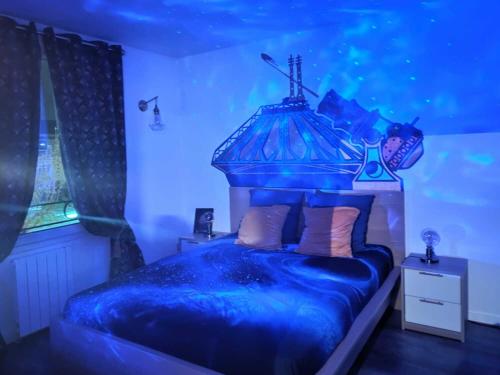 Un dormitorio con una cama con iluminación azul. en DiscoveryHome 4Pers Disneyland Paris à 10 min bus, Free Parking, Outlet Shopping, Village Nature, en Magny-le-Hongre