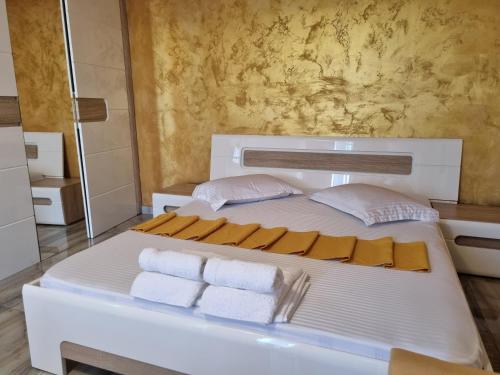 1 dormitorio con 1 cama con toallas en Panorama view with terrace, en Bucarest