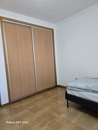 1 dormitorio con puerta corredera y cama en Lavra Rest, en Lavra