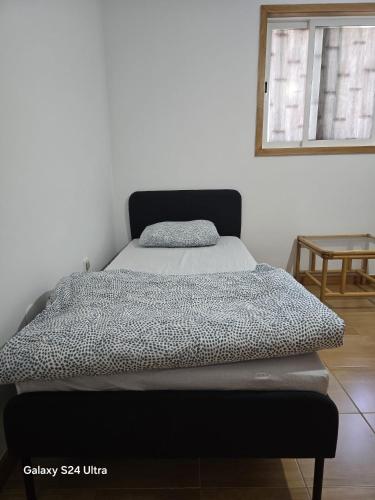 1 cama en una habitación con ventana en Lavra Rest, en Lavra
