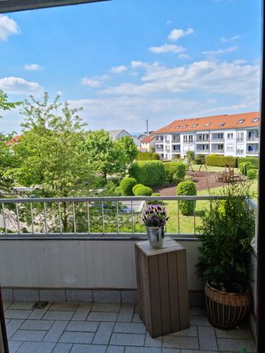 Helle, komfortabel und zentral gelegene Wohnungにあるバルコニーまたはテラス