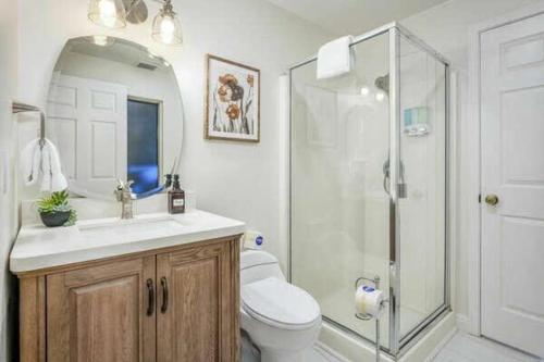 een badkamer met een douche, een toilet en een wastafel bij Starlight Cabin in Oakhurst