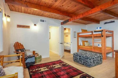 מיטה או מיטות קומותיים בחדר ב-Starlight Cabin