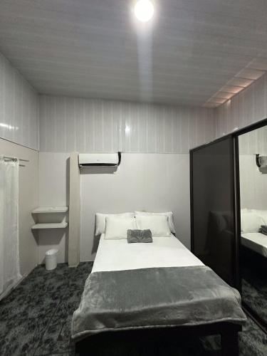 sypialnia z dużym łóżkiem i umywalką w obiekcie Casa Buen Agüero w mieście San Antonio