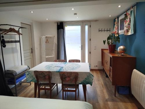 une salle à manger avec une table et des chaises dans l'établissement Work and Relaxation in Le Havre, au Havre