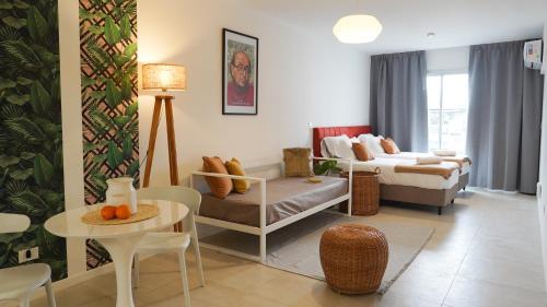 CASARICA Aparts في بوينس آيرس: غرفة معيشة مع أريكة وطاولة