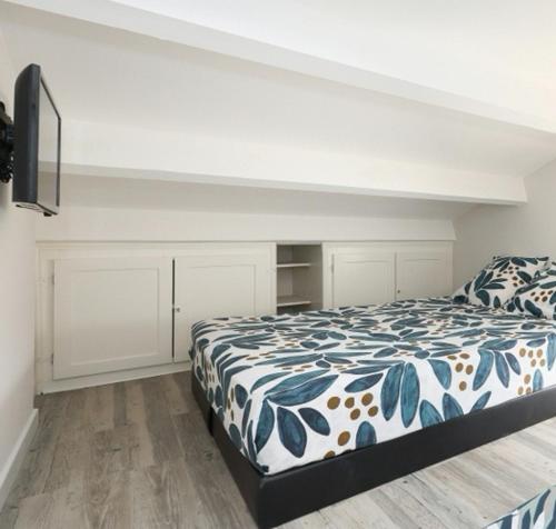 - une chambre avec un lit et une couette bleue et blanche dans l'établissement Fare Laurent, à Saint-Cyprien