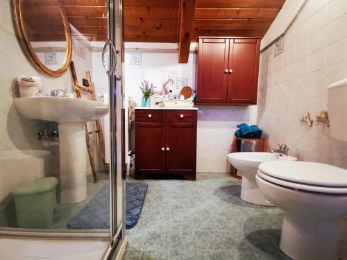 uma casa de banho com um WC e um lavatório em Orto del pettirosso em Front