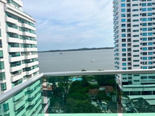 vistas al agua desde el balcón de un edificio en Lindo apartamento con vista al mar, en Cartagena de Indias