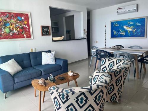 - un salon avec un canapé, des chaises et une table dans l'établissement Lindo apartamento con vista al mar, à Carthagène des Indes