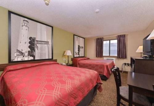 um quarto de hotel com duas camas e uma televisão em Green Bay inn em Waukegan