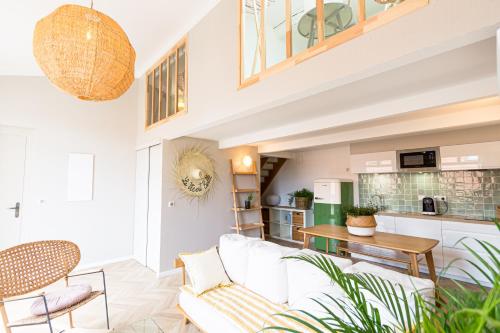 un salon avec un canapé blanc et une table dans l'établissement Spacieux T3 Neuf Climatisé - Centre ville, à Montpellier