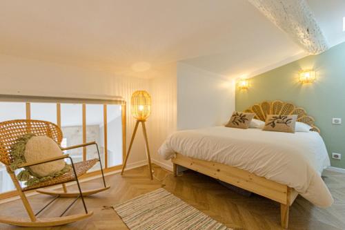 une chambre avec un lit et une chaise dans l'établissement Spacieux T3 Neuf Climatisé - Centre ville, à Montpellier