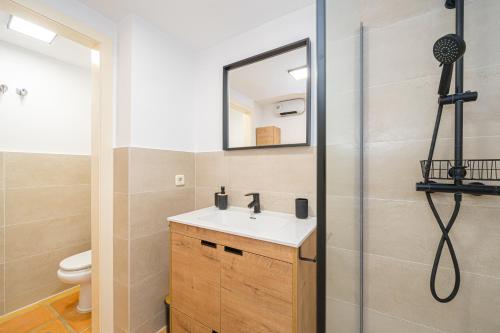 uma casa de banho com um lavatório e um espelho em Bahia Vista - Chalet adosado con vista al mar em Finestrat
