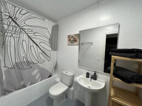 ein Badezimmer mit einem weißen WC und einem Waschbecken in der Unterkunft Apartamento en Salou in Salou
