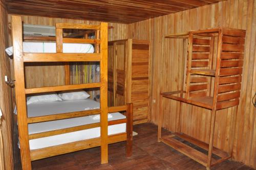 Zimmer mit 2 Etagenbetten und 2 Regalen in der Unterkunft Appartement Chalet type f3 in Kribi