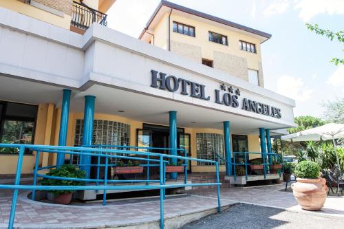 a hotel los angeles sign in front of a building at Hotel Los Angeles in Assisi