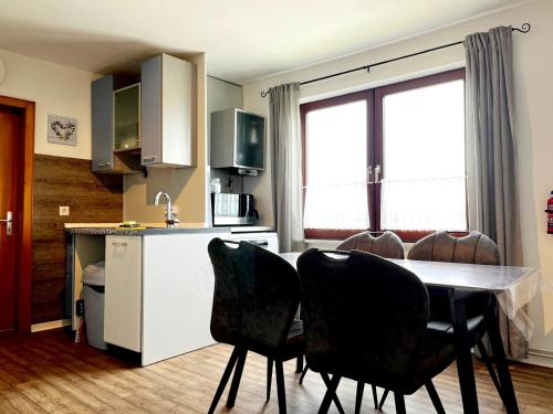 une cuisine avec une table et des chaises dans l'établissement 3-Zimmerwohnung, 2 Bäder, Büsum (4km), Nordsee, à Oesterdeichstrich
