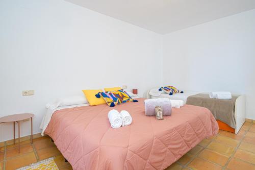 um quarto com 2 camas e toalhas numa cama em Bahia Vista - Chalet adosado con vista al mar em Finestrat