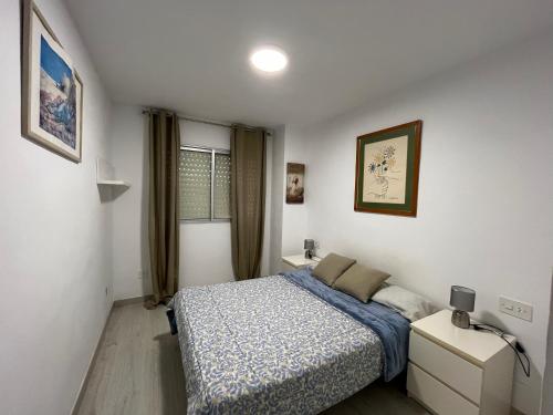 ein kleines Schlafzimmer mit einem Bett und einem Fenster in der Unterkunft Apartamento en Salou in Salou