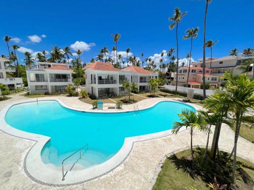 Vista de la piscina de DELUXE VILLAS BAVARO BEACH & SPA - best price for long term vacation rental o d'una piscina que hi ha a prop