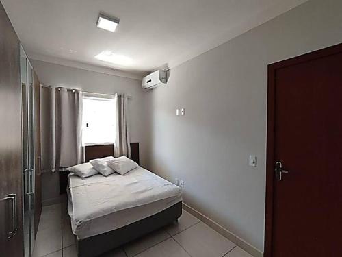 Ap Beira Mar Praia do Muta في Coroa Vermelha: غرفة نوم صغيرة بها سرير ونافذة